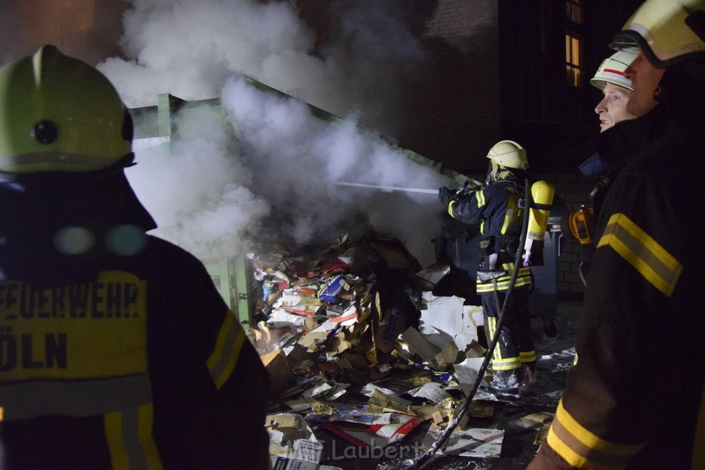 Feuer Papp Presscontainer Koeln Hoehenberg Bochumerstr P260.JPG - Miklos Laubert